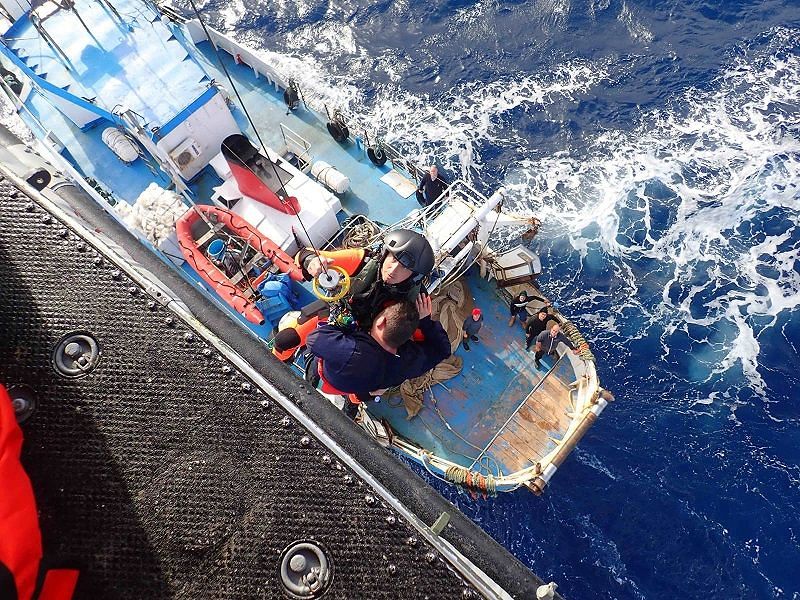 Cagliari, marinaio infartuato sul peschereccio: salvato con l’elicottero