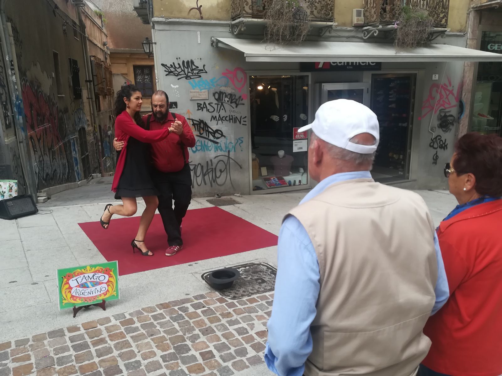 Cagliari, tango-magia in via Manno: coppia di ballerini fa impazzire i turisti