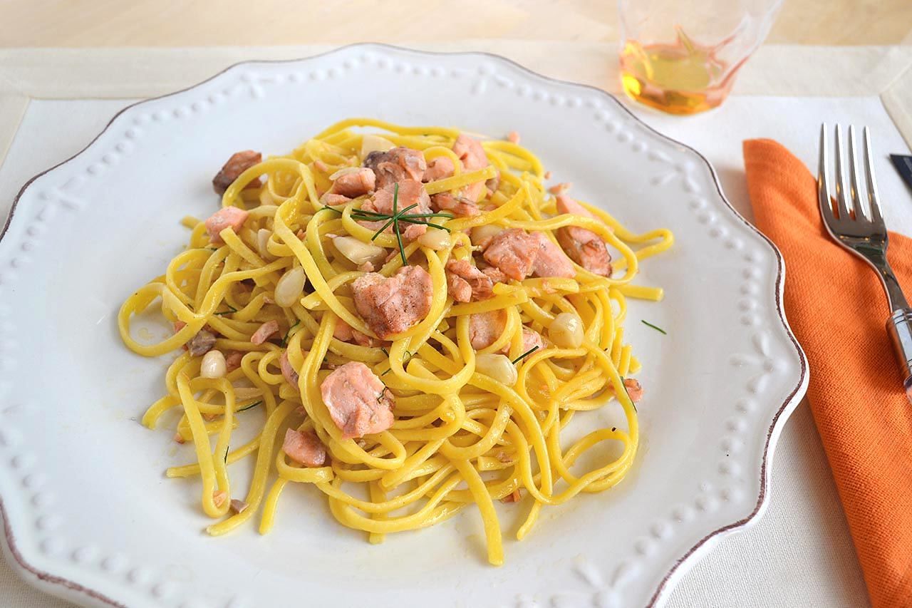 Tagliolini con salmone, che bontà: prepariamoli così con le giuste calorie