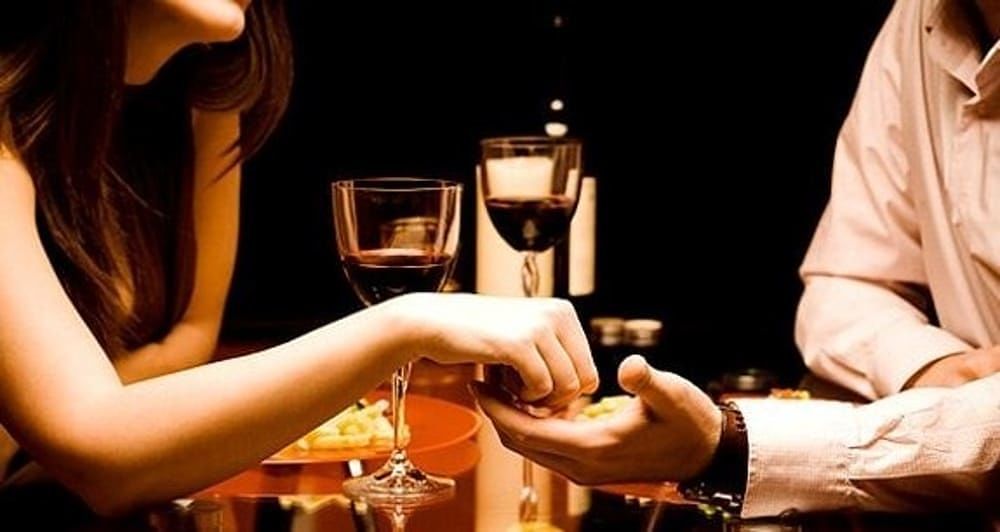 Incontri al buio, a Cagliari ritorna l’intrigante e misteriosa “cena degli sconosciuti”