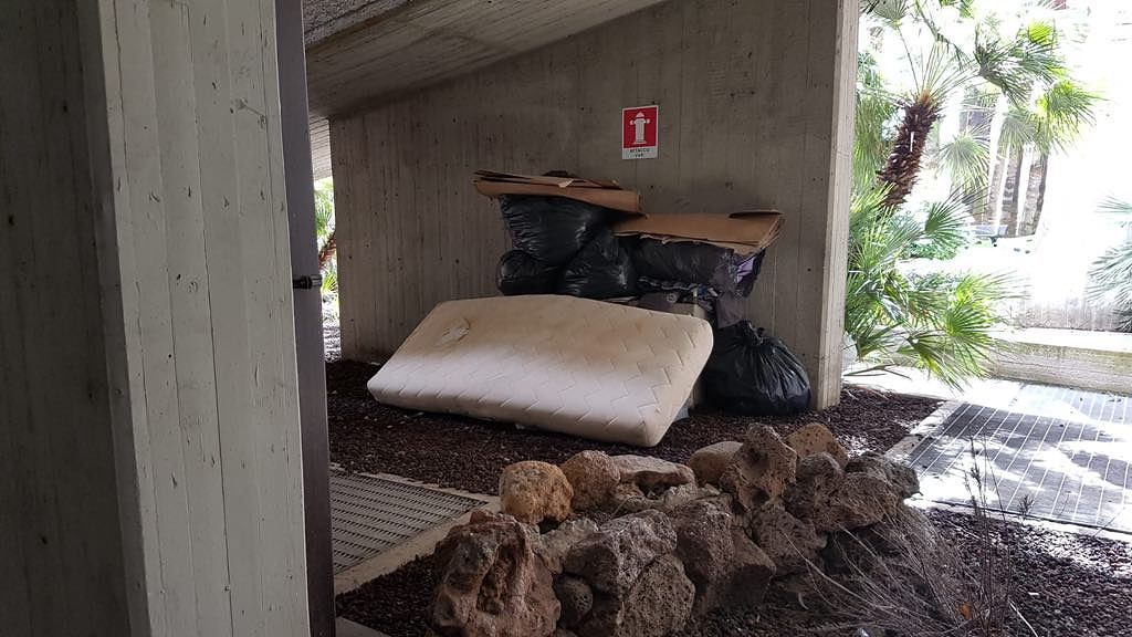 Cagliari, via tutti i clochard: l’Hotel Disperazione chiude dopo mesi di proteste