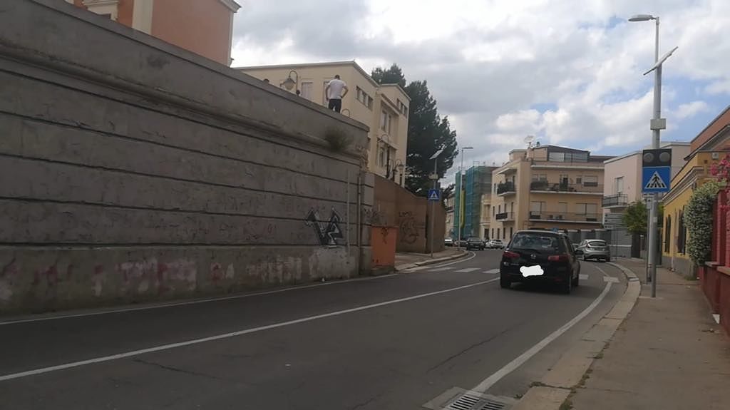 Giochi pericolosi a Cagliari, gruppo di ragazzi si lancia dal parapetto dei Giardini pubblici