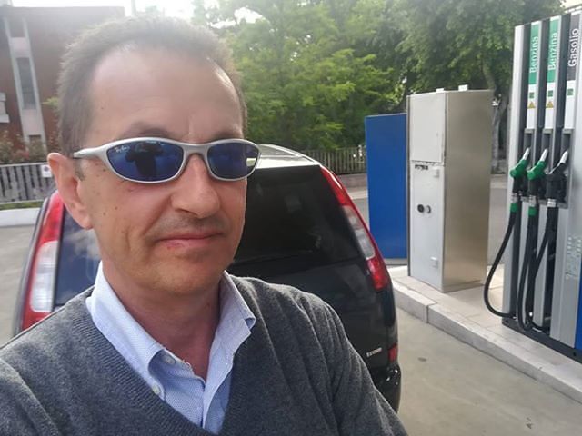 Benzina alle stelle per colpa dello Spread, noleggiatori infuriati a Cagliari: “Le auto non vanno ad acqua”