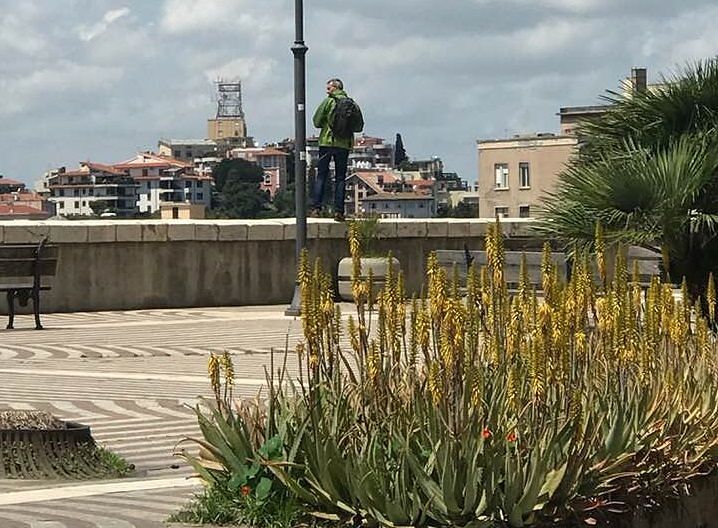 Cagliari, turista sul parapetto di via Santa Croce: “Fenomeno dell’anno”
