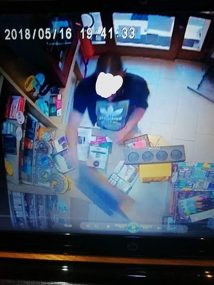 Cagliari, ruba pc dalla tabaccheria ma viene incastrato dalle telecamere: “Chi lo riconosce?”