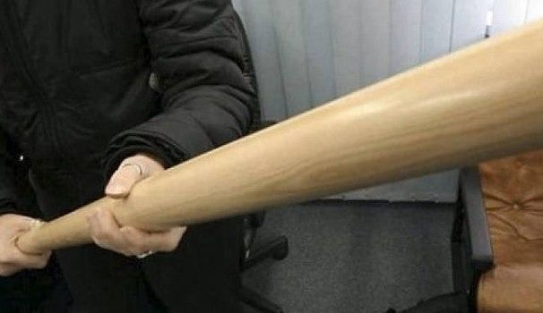 Cagliari: tenta di sfondare la porta del “rivale”, ma sbaglia e distrugge quella del vicino