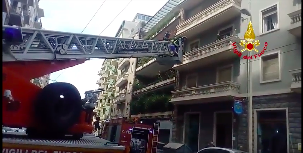 Cagliari, paura in via San Benedetto: fiamme al secondo piano di una palazzina