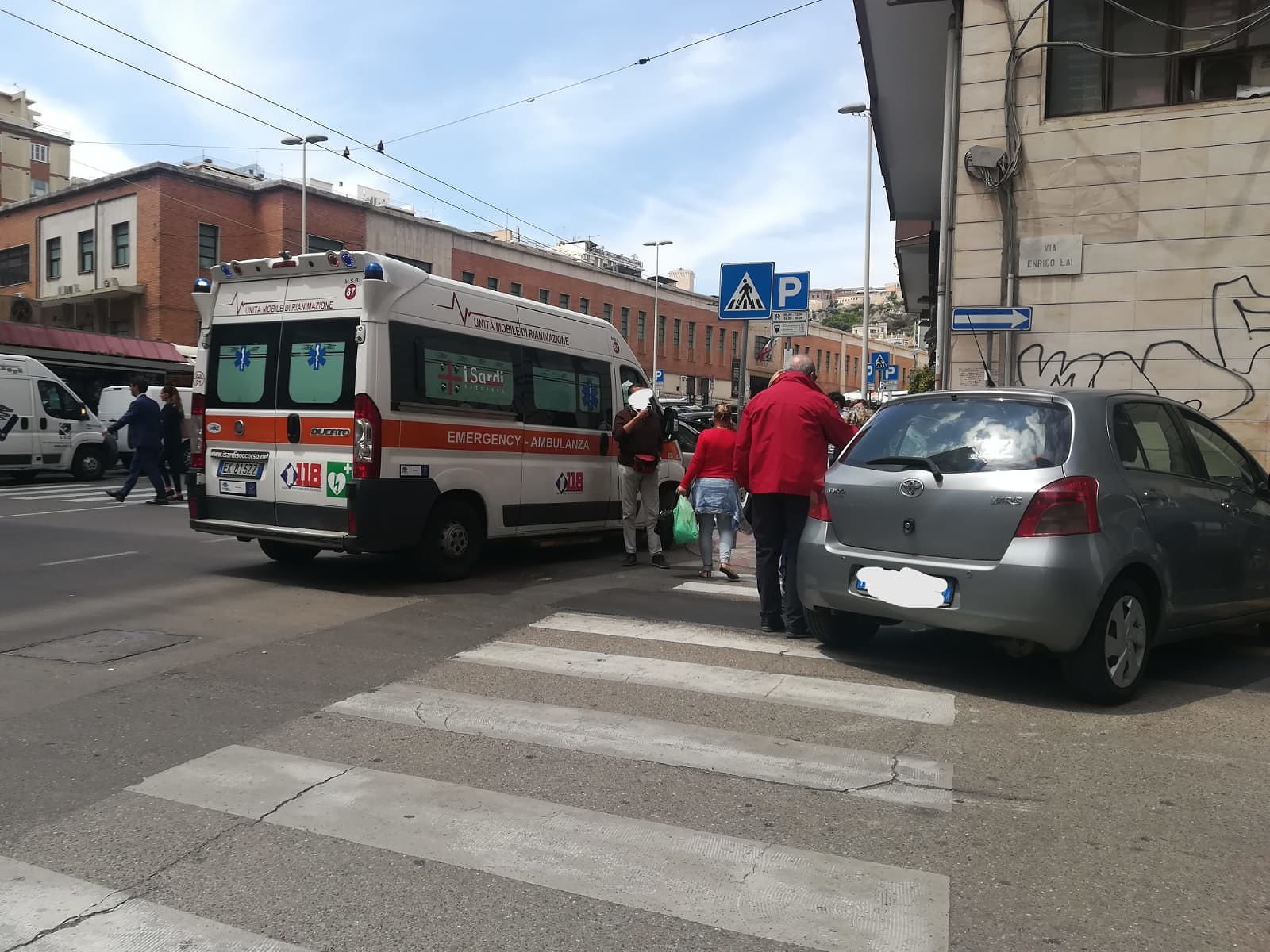 Cagliari, fa retromarcia con l’auto e investe un pedone sulle strisce: anziano trasportato al SS.Trinità