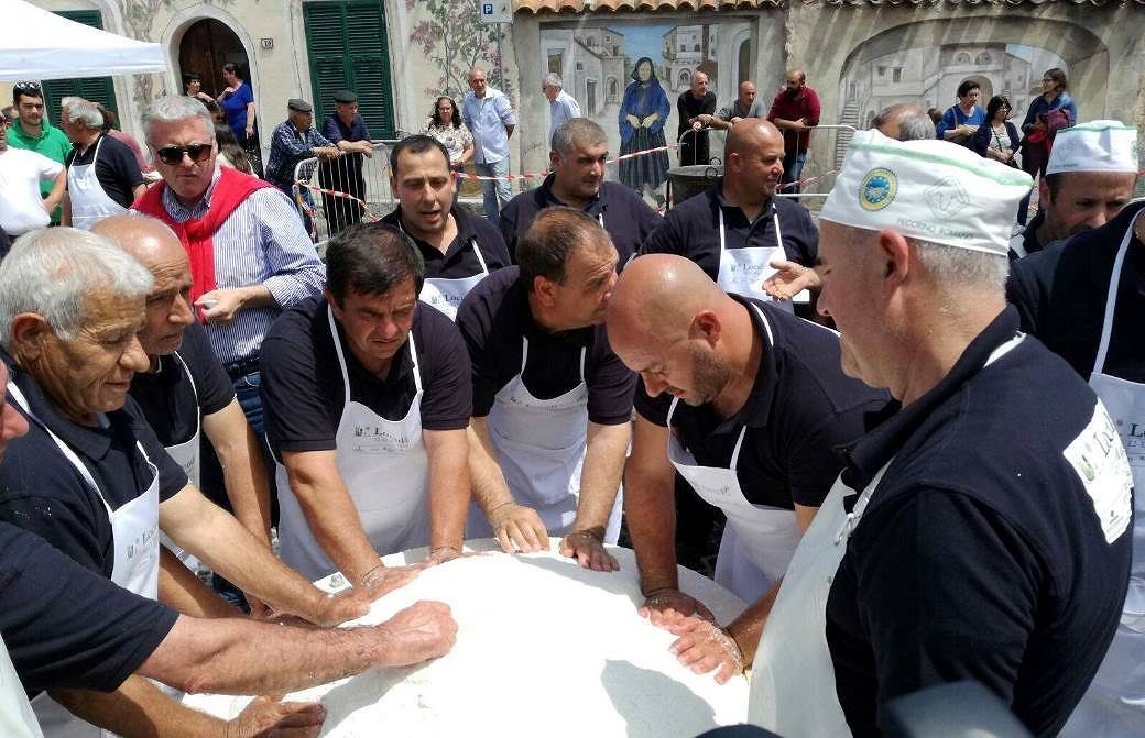 Sardegna, a Locoli i pastori realizzano una forma di pecorino da record
