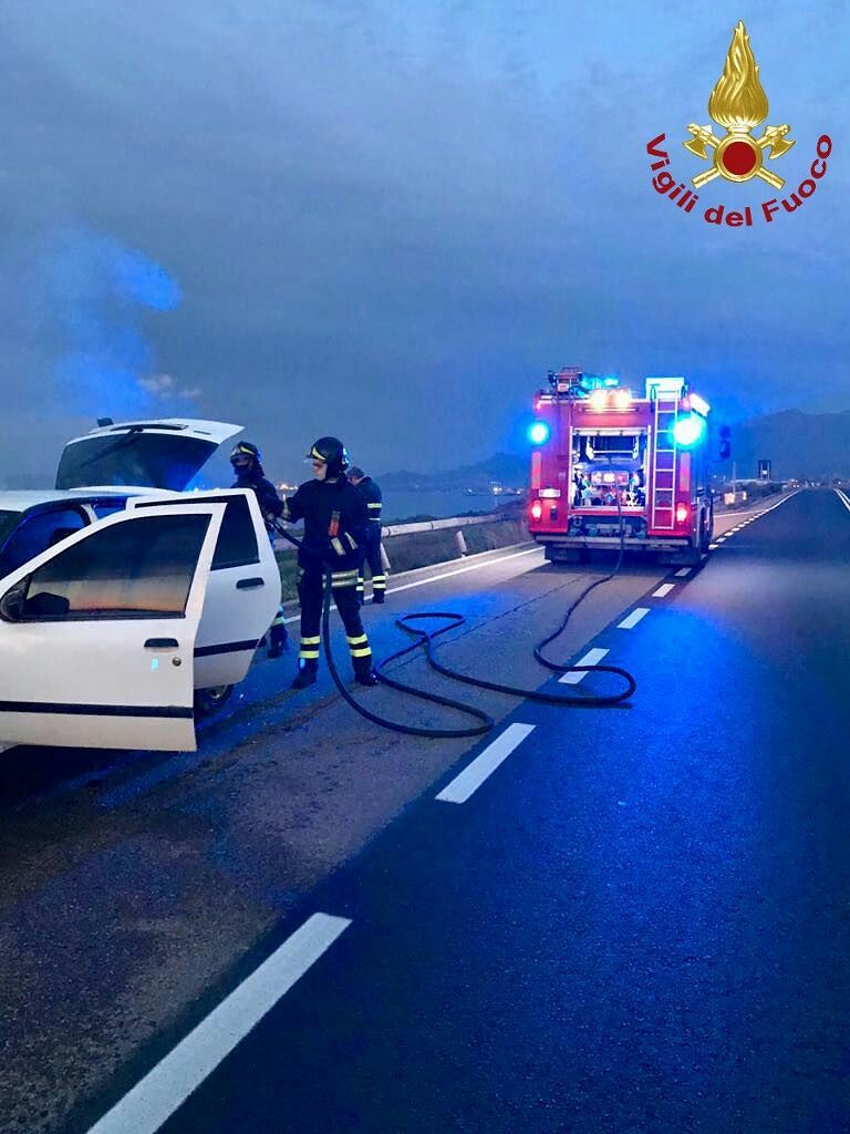 Ancora fiamme nella notte a Cagliari, bruciate tre auto