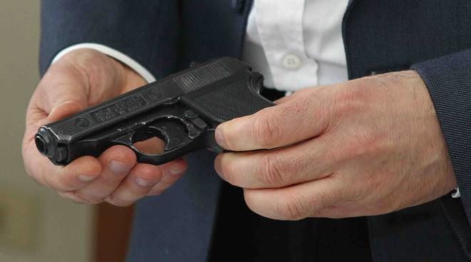 Cagliari come gli USA, tutti con la pistola in casa per difendersi: “Ormai è una giungla”