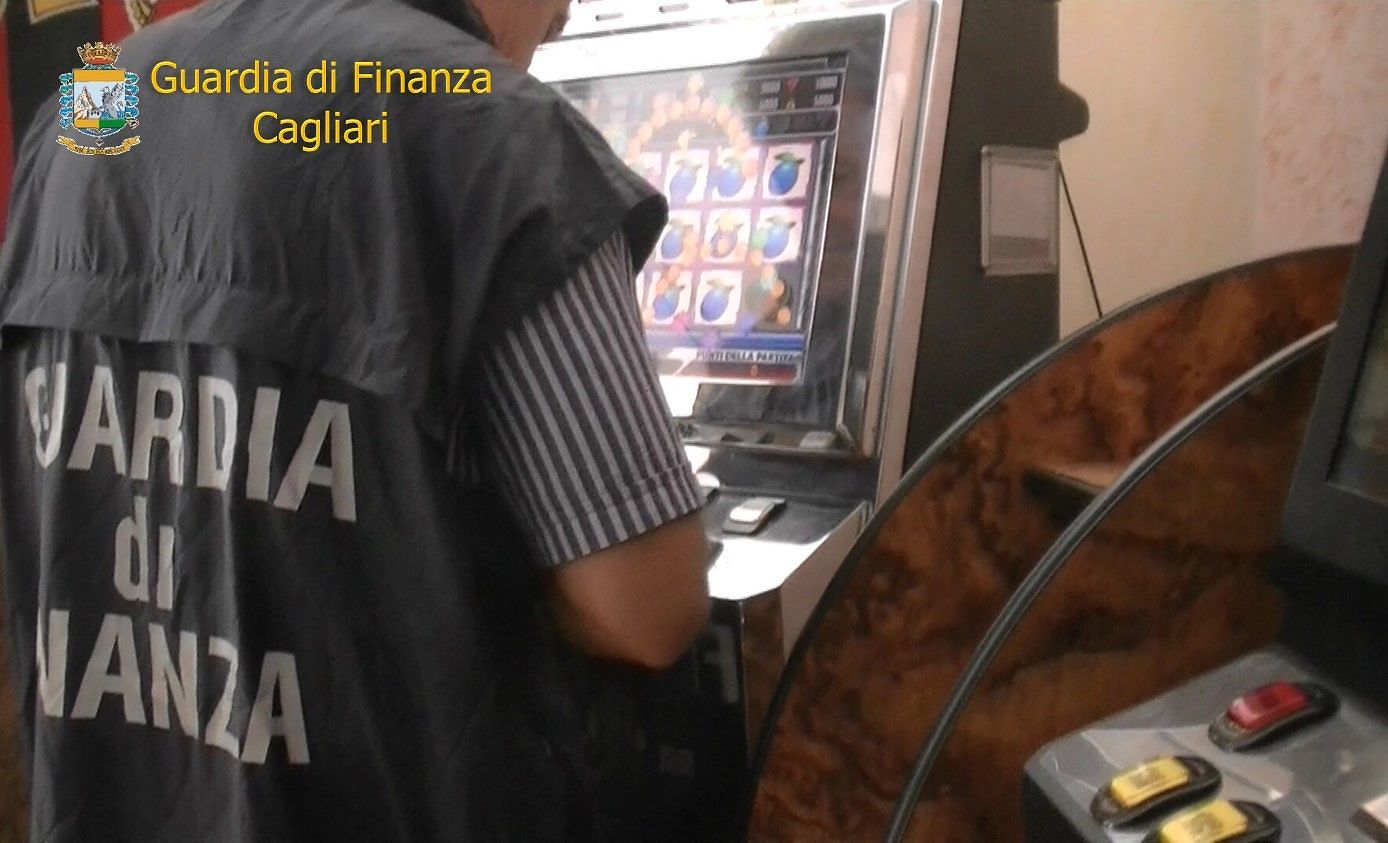 Guardia di Finanza, sequestrati 6 videopoker illegali a Cagliari e hinterland