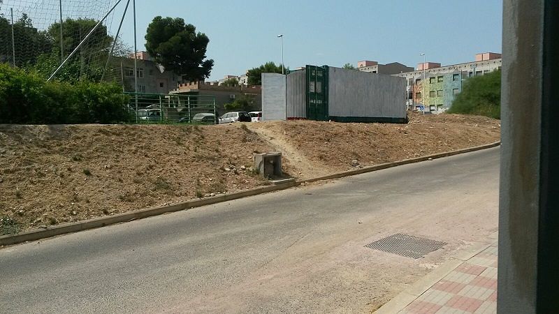 Pirri, l’area per bimbi di via Sanna tra eternit, spazzatura e auto rubate