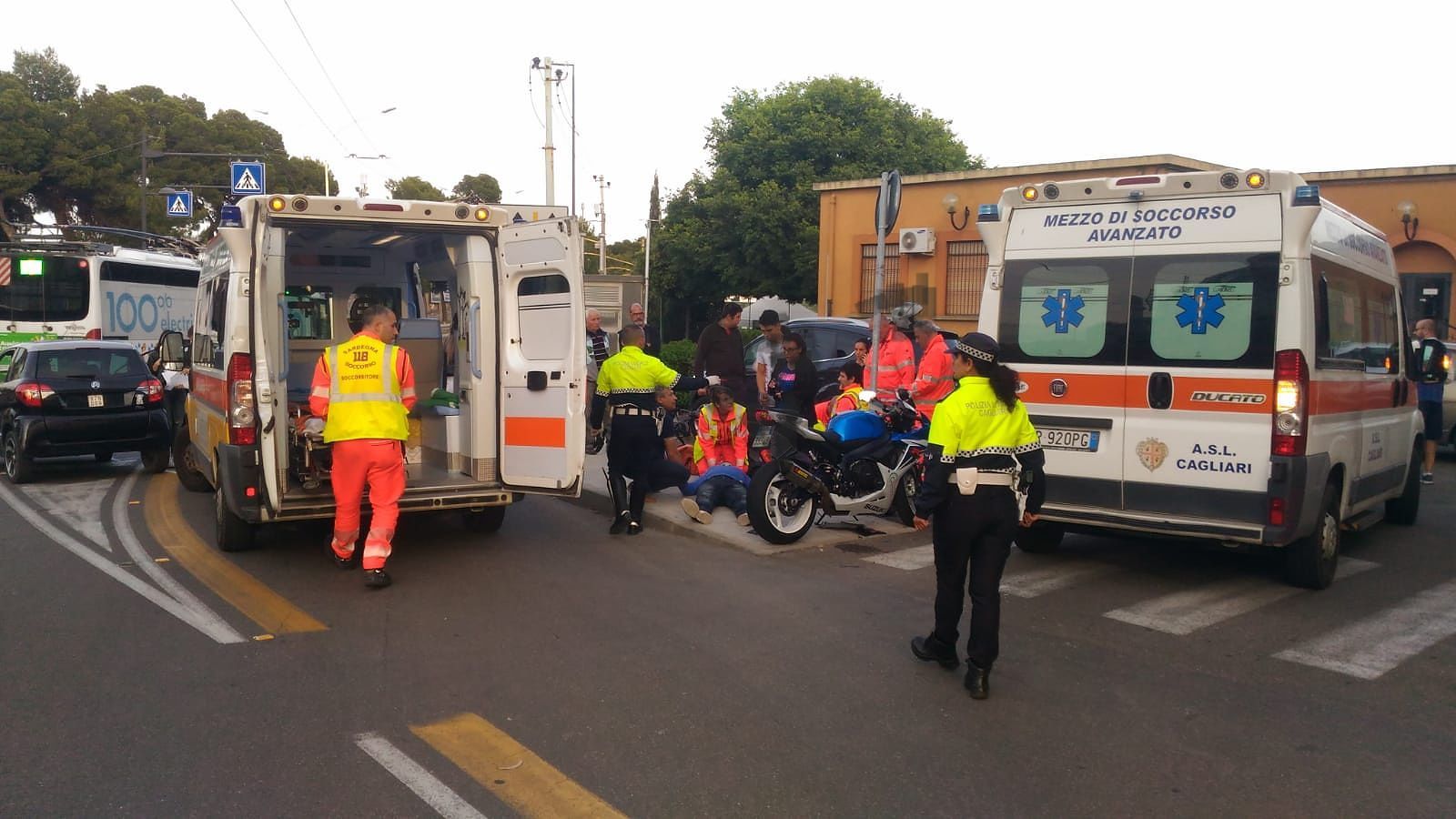 Cagliari, minicar si scontra con una moto: anziano, centauro e bimbo in ospedale
