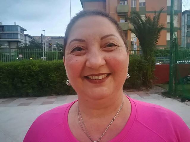 Laura di Cagliari, addio tumore anche grazie ai suoi 8 cani: “Il loro amore medicina naturale”