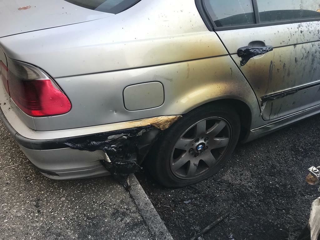 Sant’Elia, fiamme alla palazzina delle forze dell’ordine: bruciate le auto e i giochi dei bambini