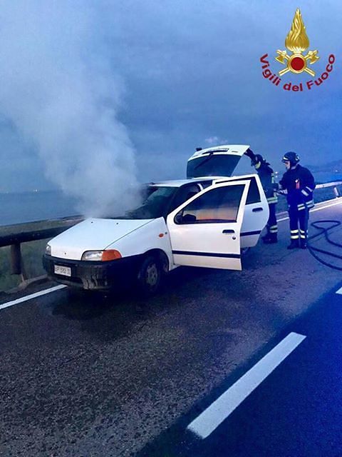 Cagliari, cade dal cavalcavia in viale Marconi: recuperato dai Vigili del fuoco (VIDEO)