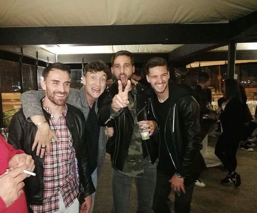 Cagliari, fiumi di champagne per i giocatori rossoblù: festa-salvezza al Bastione