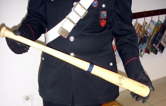 Urta con l’auto uno specchietto mentre sorpassa, 57enne colpito alla testa con mazza da baseball