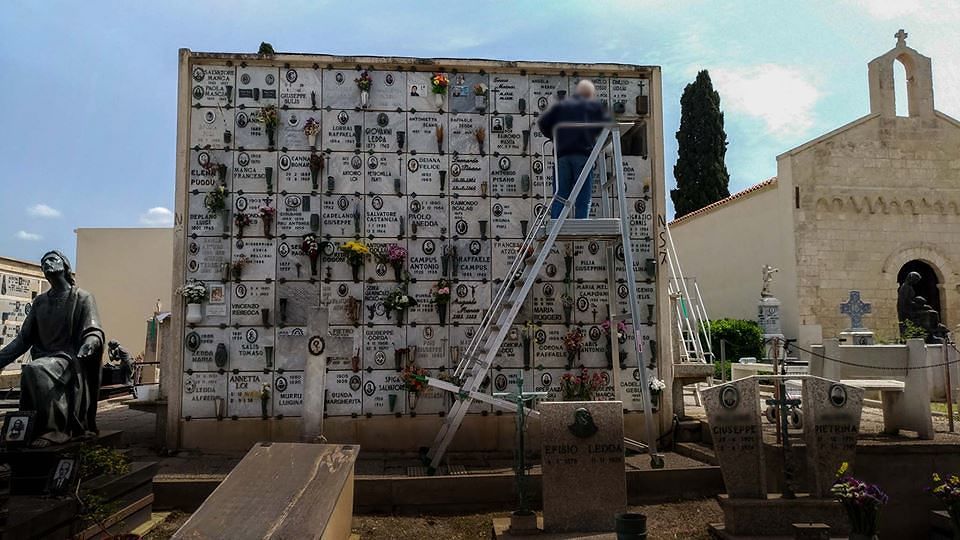 Quartucciu, la rabbia di Nicola: “Mia madre costretta in un loculo troppo in alto”