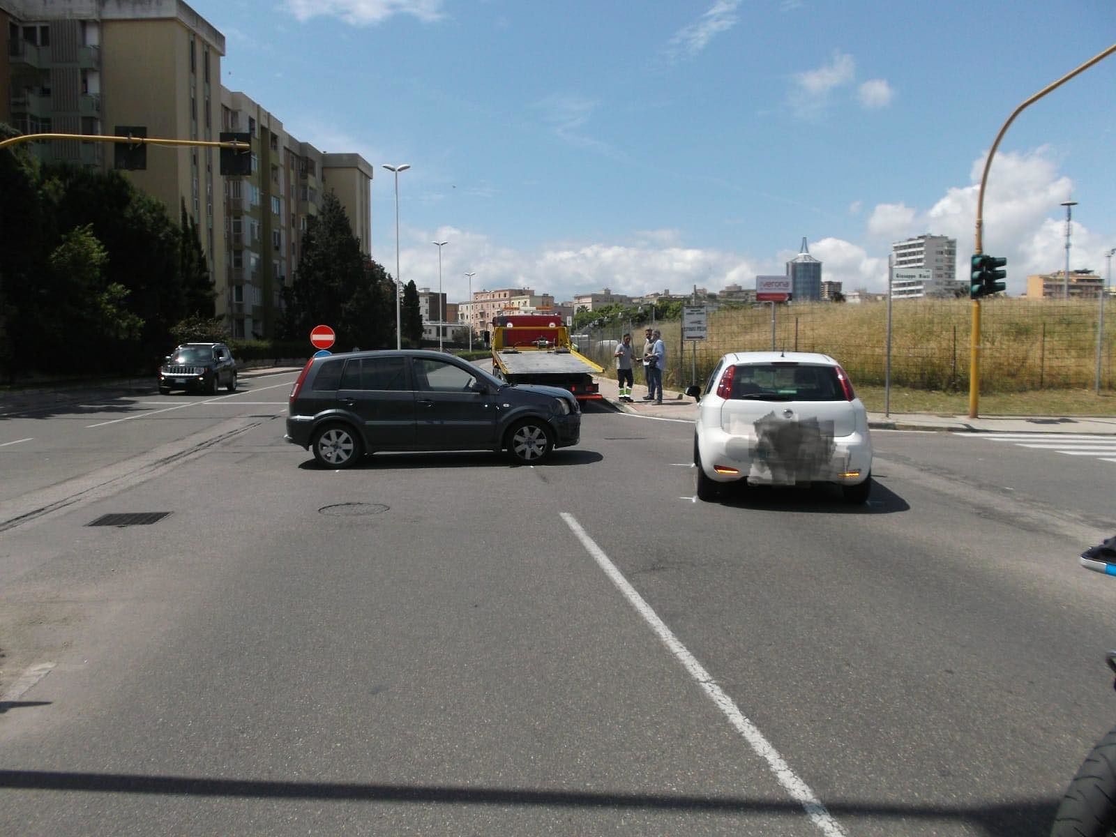 Cagliari, brucia il semaforo rosso sventolando un fazzoletto bianco e provoca un incidente