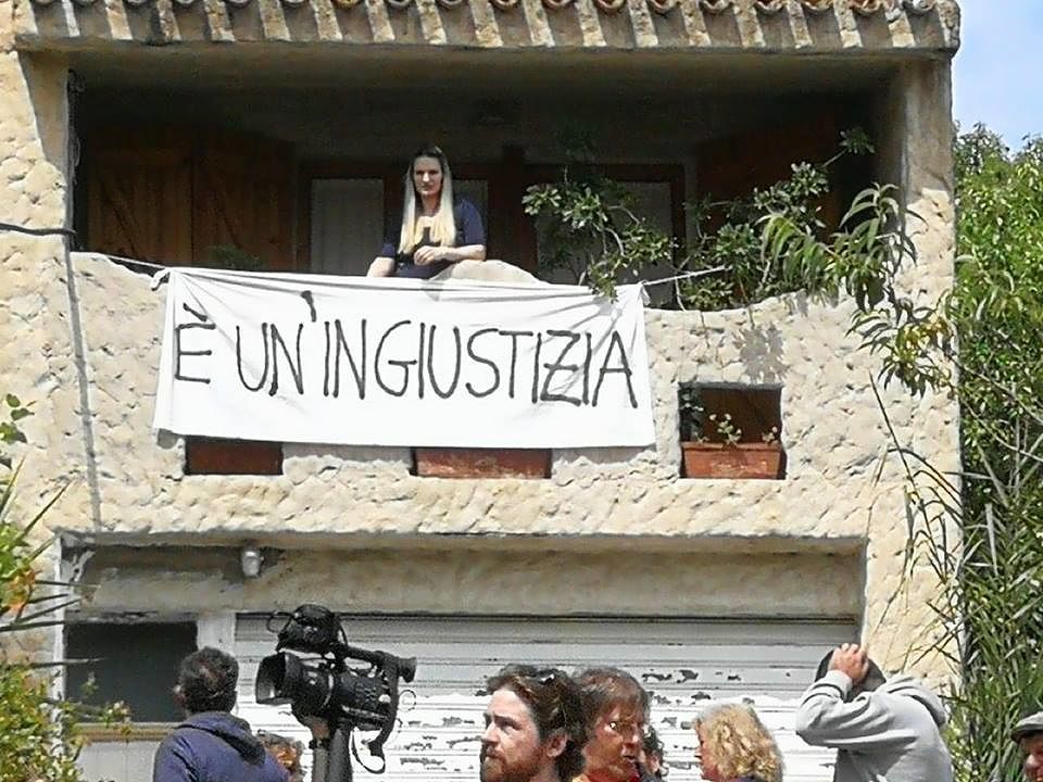Bimba contesa, tutto il paese in rivolta: “Deve stare con la mamma”