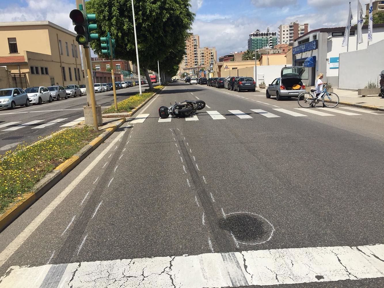 Cagliari, si ferma al semaforo rosso e viene tamponato: scooterista all’ospedale