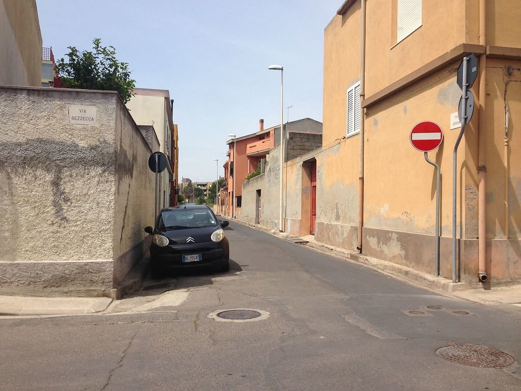 Selargius, cittadini bloccati in casa dalle auto in sosta: “Il Comune snobba le segnalazioni”