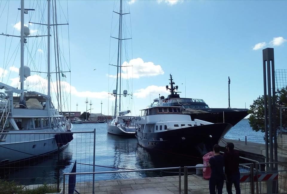 Al porto di Cagliari attracca lo yacht di Giorgio Armani, fila di curiosi per fotografarlo