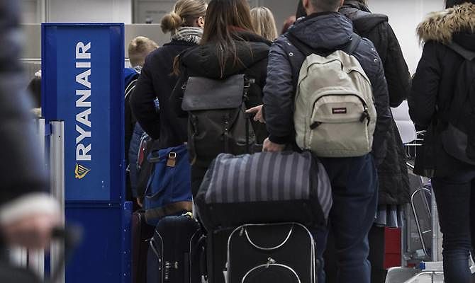 Stive piene di bagagli gratuiti, Ryanair “cambia rotta”: potrebbero arrivare nuove e costose regole