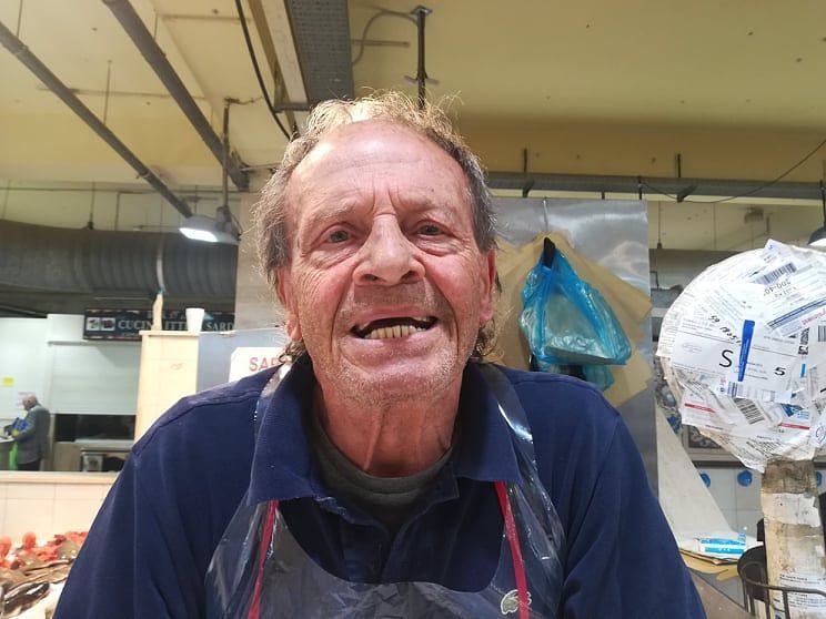 Nanni, il “papà” dei pescivendoli di Cagliari: “Urlo per invogliare i clienti, che male c’è?”