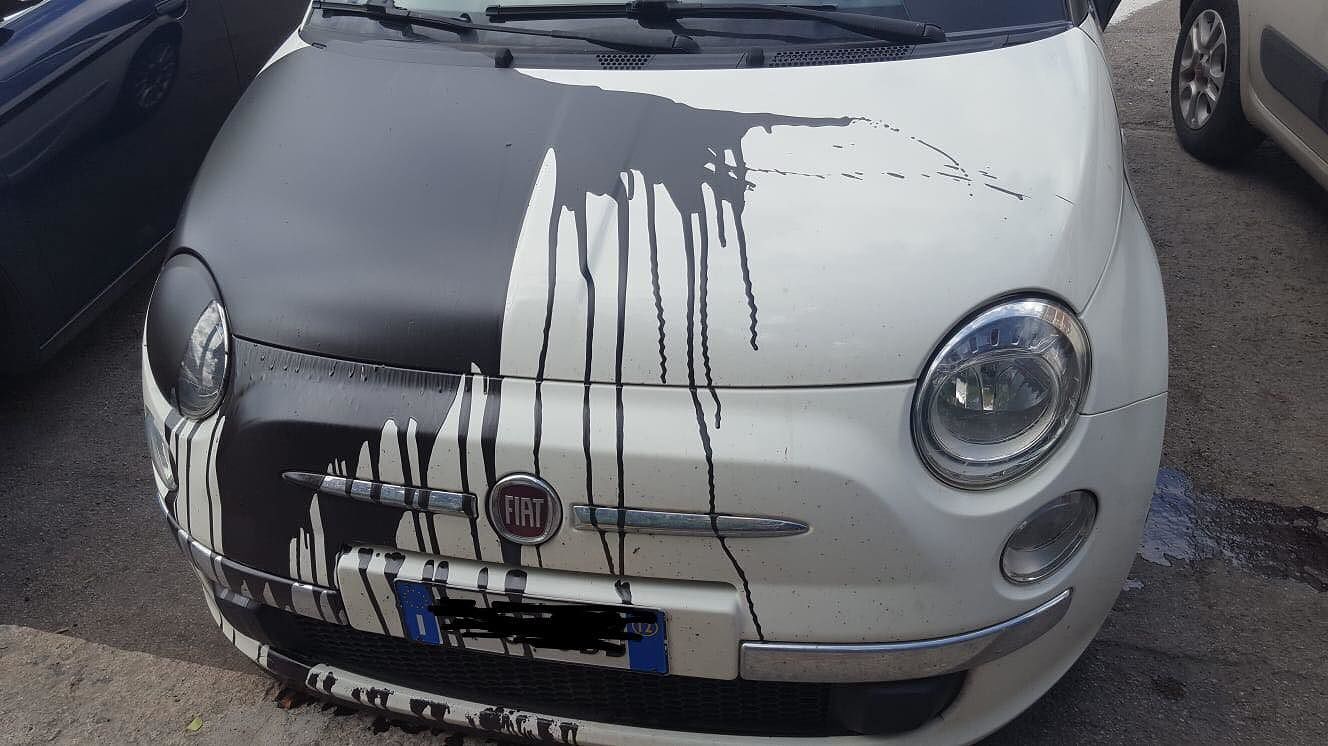 Cagliari, imbrattano un’auto in sosta con la vernice: “Aiutateci a trovare chi è stato”