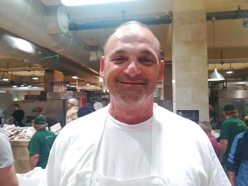 La grinta di Nando, pescivendolo di Cagliari: “Urlo dalle 7 del mattino per farmi la giornata”