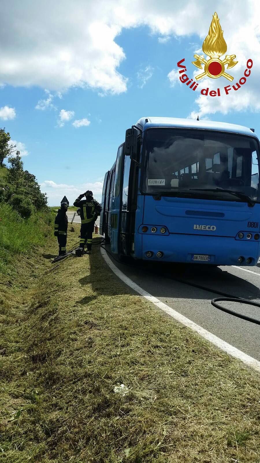 Principio di incendio sul bus della linea Cagliari-Burcei: panico fra i 40 studenti a bordo