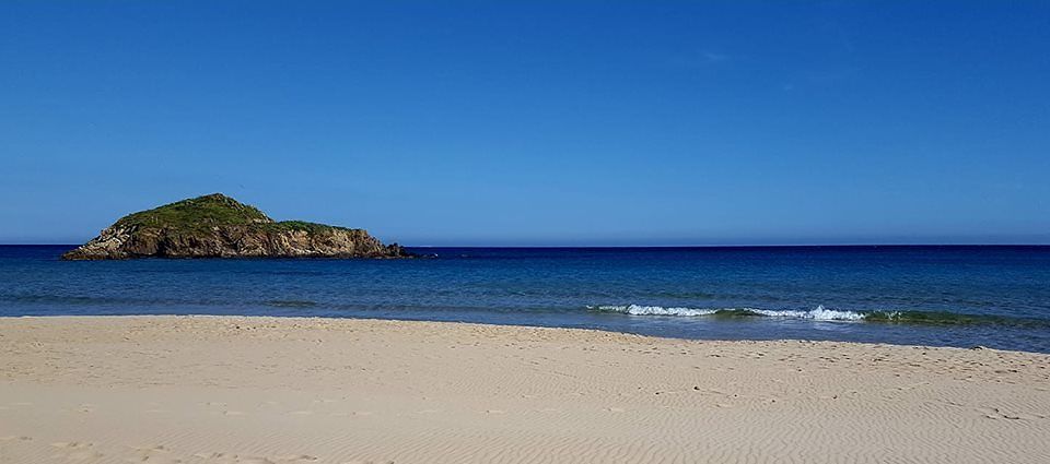 Chia, cercasi bagnino disperatamente: “In Sardegna tanti pelandroni”