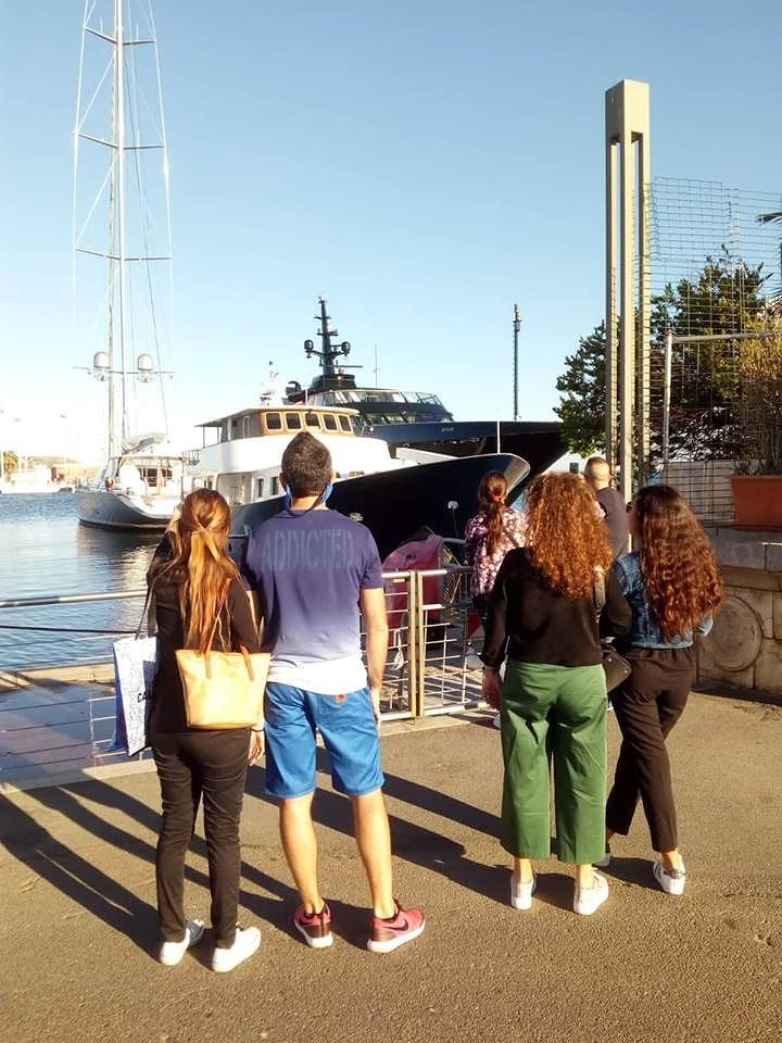 Cagliari, i fans di Armani al porto: tutti pazzi per lo yacht dello stilista