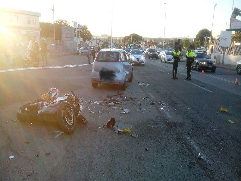 Cagliari, sangue in viale Monastir: auto contro moto, 24enne di Sestu in gravissime condizioni