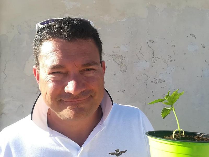 Valerio di Capoterra, ex carabiniere stregato dalla cannabis: “Oltre lo spinello c’è di più”