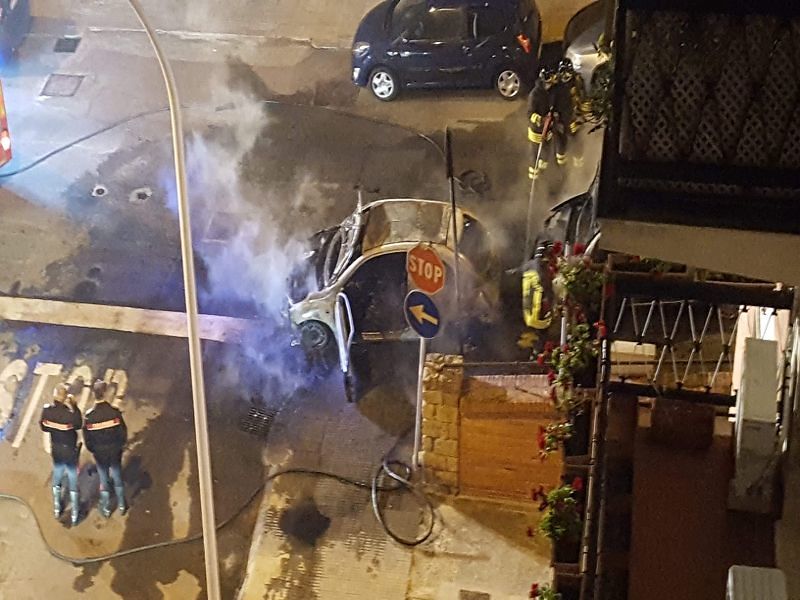 Cagliari, 2 auto distrutte dal fuoco a Monte Urpinu: le fiamme sfiorano un palazzo