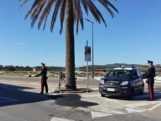 Girava nel pub di Carloforte, in vista del Girotonno, con un maxi pugnale: denunciato