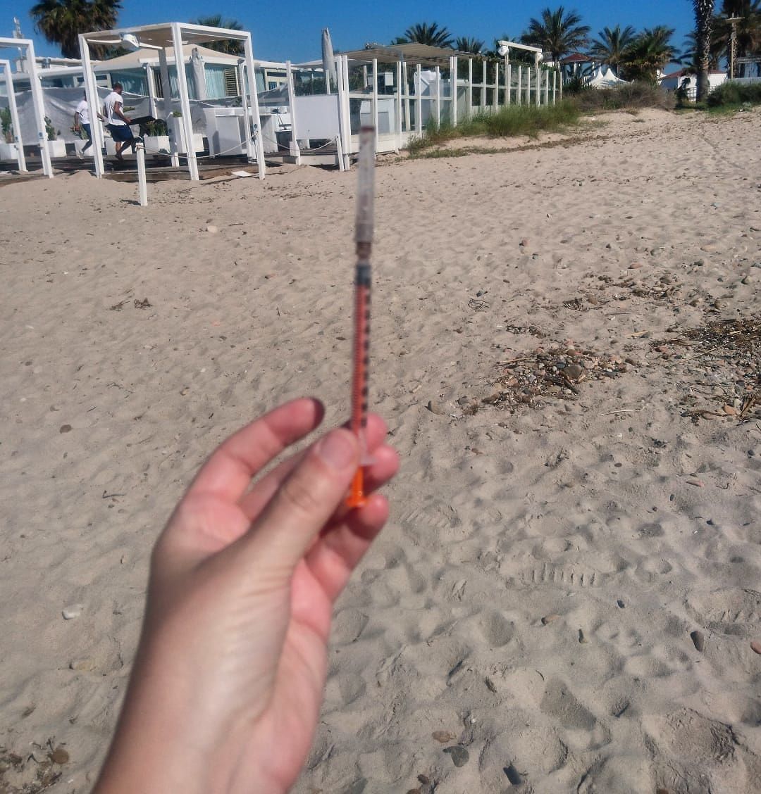 Quartu, dalla spiaggia del Poetto spunta una siringa sporca di sangue