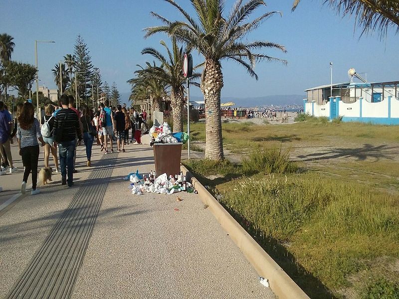 Cagliari, al Poetto lotta ai “caddozzi” dell’estate: sul lungomare arrivano maxi cestini