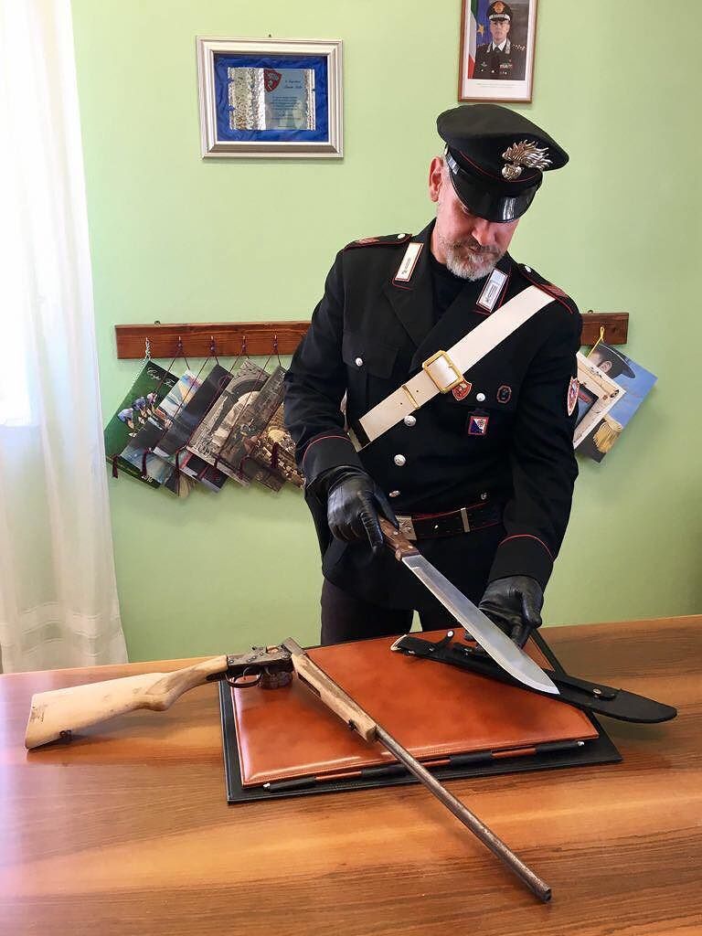 In casa un fucile rubato e un machete di 50 centimetri: arrestato un 46enne a Iglesias