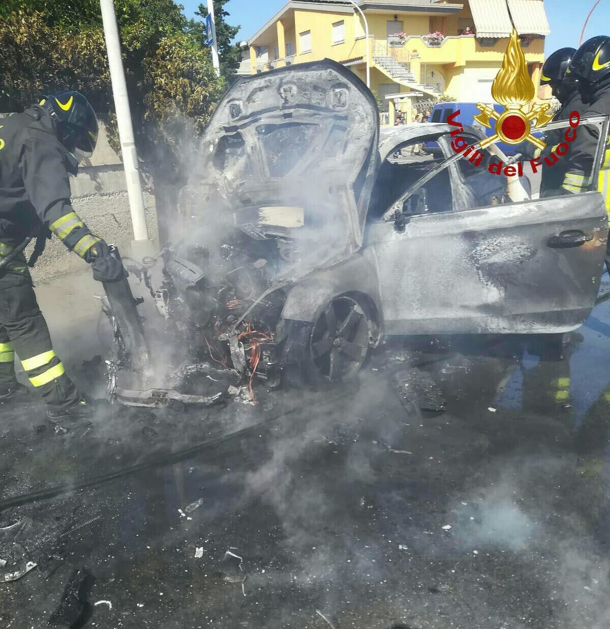 Sinnai, sterza per evitare un frontale: auto finisce contro il muro e prende fuoco