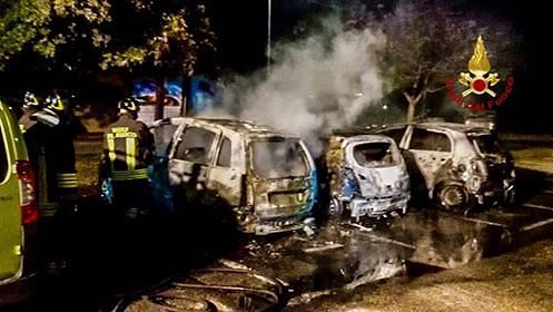 Piromani scatenati nella notte: 6 auto in fiamme tra Sant’Elia e Frutti d’Oro