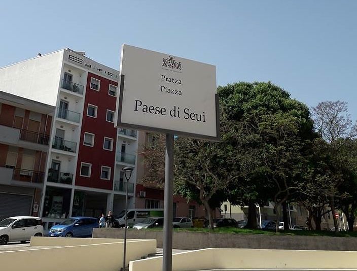 Piazza Seui, riecco la targa: “I vandali non fermeranno Cagliari”