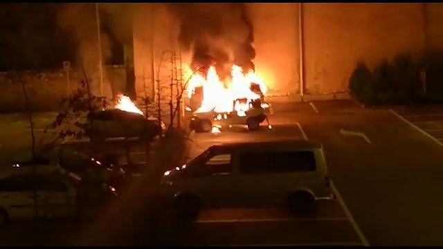 Cagliari, mette fuoco a un’auto in via Asiago: incastrato dalle telecamere