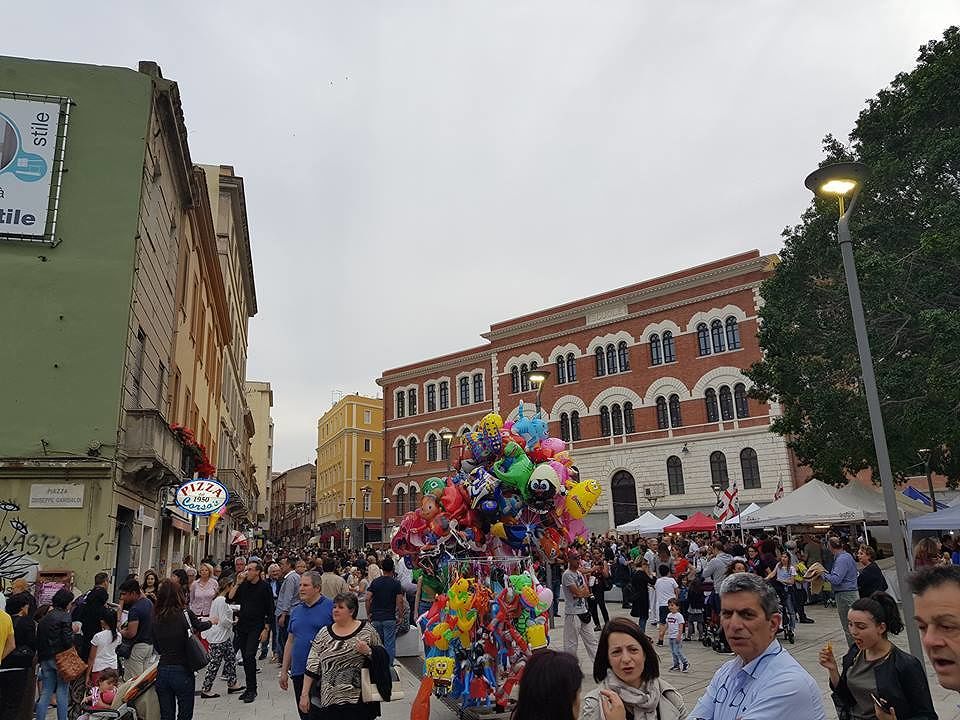 Piazza Garibaldi, centinaia di cagliaritani nella vera città pedonale