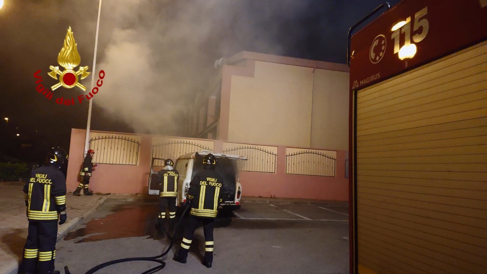 Cagliari, un’altra notte di fuoco: due auto bruciate a Barracca Manna