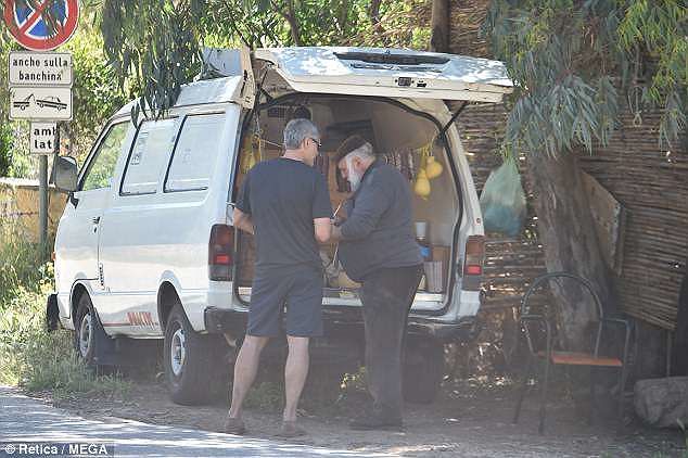 “Su sartizzu e pecorino”, George Clooney stregato dalle bontà vendute da un pastore sardo